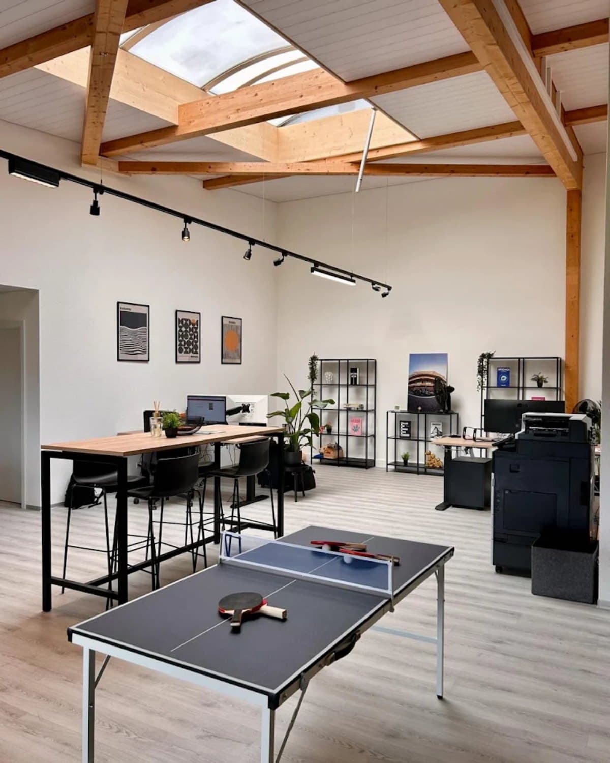 Les bureaux de NeX à Payerne : espace de travail partagé, poste de conception et table de réunion